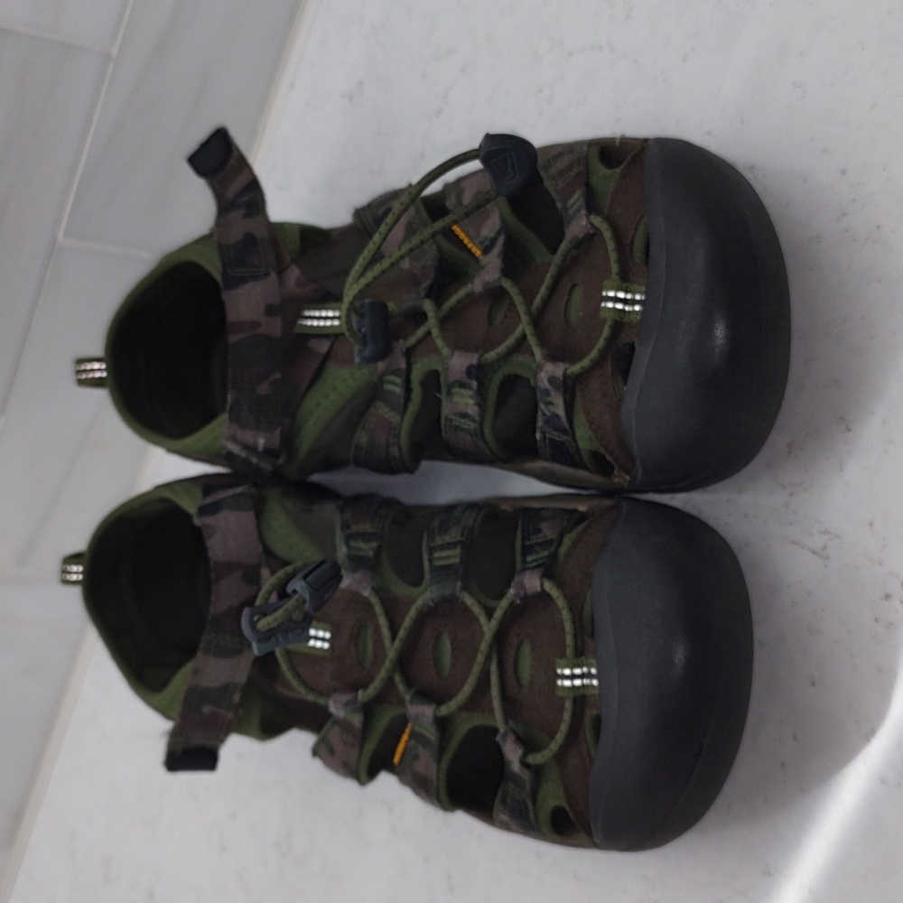 Keen Newport H2 Closed Toe Sandals Size 7 Comouflage